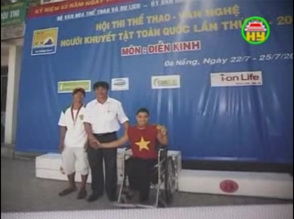 Chàng trai “vàng” vượt lên nỗi đau da cam của thể thao người khuyết tật Hưng Yên